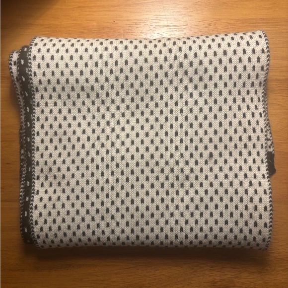 Uniqlo Black and White Patterned reversible scarf warm - Picture 4 of 4